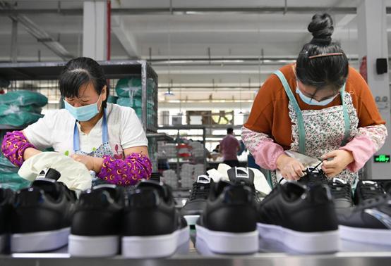 工厂里工人们娴熟地制作鞋子